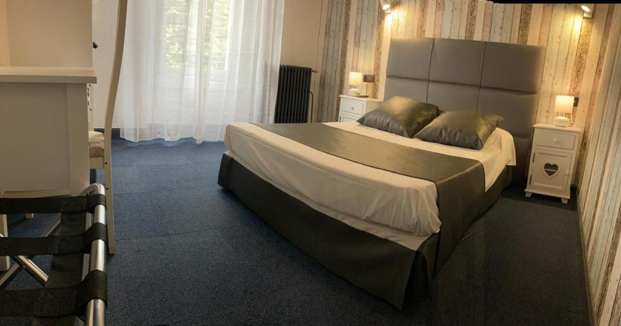 Hotel Le Faisan モンリュソン エクステリア 写真