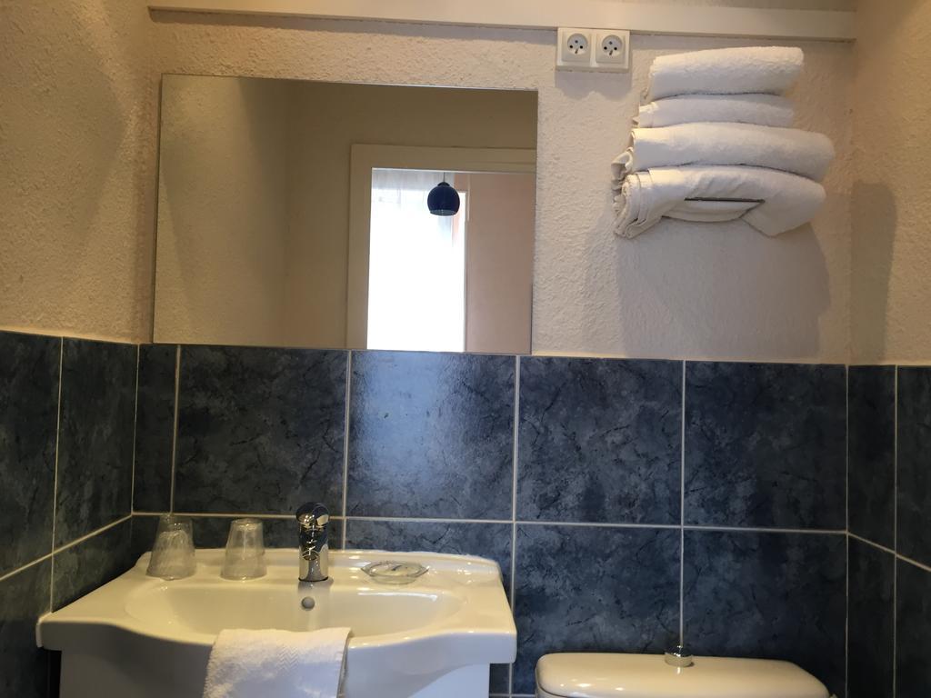 Hotel Le Faisan モンリュソン エクステリア 写真