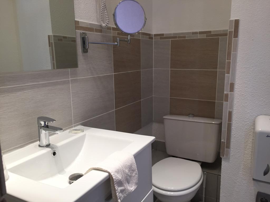 Hotel Le Faisan モンリュソン エクステリア 写真