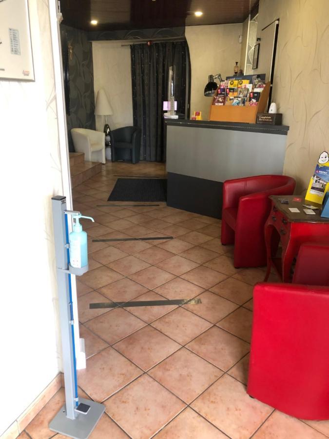 Hotel Le Faisan モンリュソン エクステリア 写真