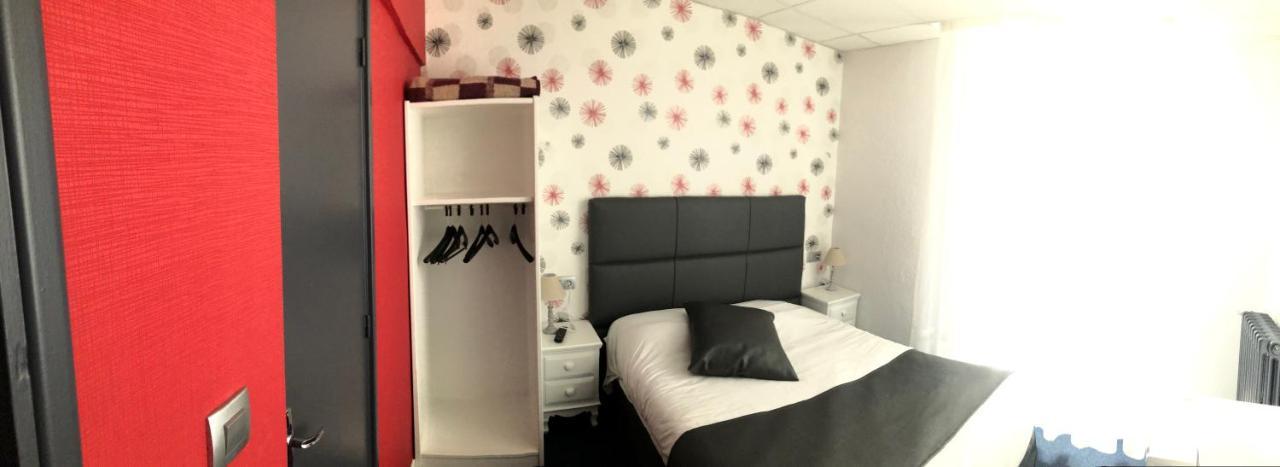 Hotel Le Faisan モンリュソン エクステリア 写真