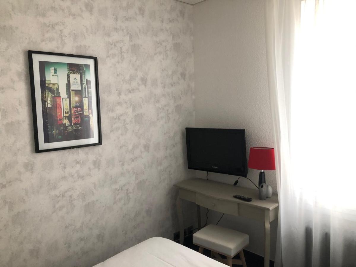 Hotel Le Faisan モンリュソン エクステリア 写真