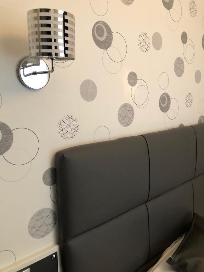 Hotel Le Faisan モンリュソン エクステリア 写真